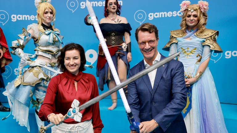 NRW-Ministerpräsident Hendrik Wüst (CDU) und Bundesforschungsministerin Dorothee Bär (CSU) kreuzen Schwerter