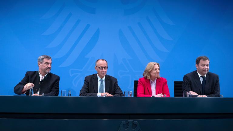 Markus Söder, Friedrich Merz, Bärbel Bas und Lars Klingbeil bei einer Pressekonferenz nach der Sitzung des Koalitionsausschusses von Union und SPD im Kanzleramt