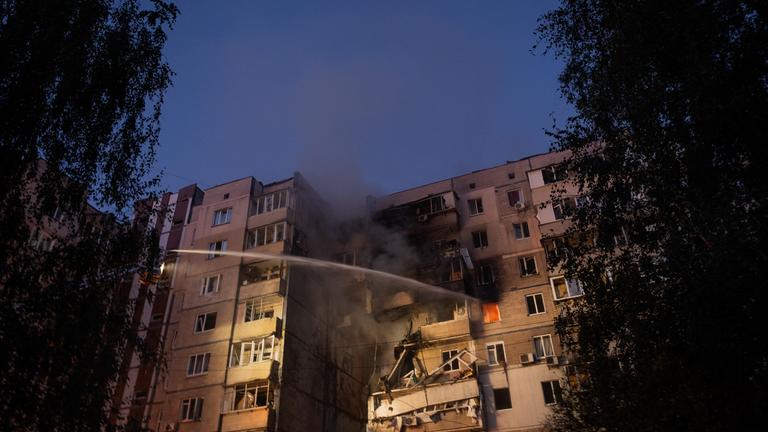 Schäden an einem Wohnhaus nach einem kombinierten Raketen- und Drohnenangriff in den frühen Morgenstunden des Sonntags, 7. September 2025, auf Kiew, Ukraine.