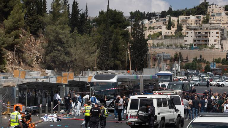 Die Polizei teilte mit, dass Sicherheitskräfte und ein Zivilist kurz nach Beginn der Schießerei das Feuer erwiderten und die Angreifer dabei töteten.