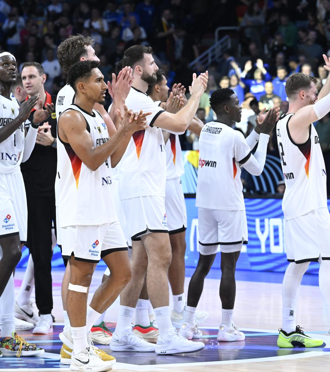 Die Spieler der deutschen Mannschaft feiern ihren Sieg nach dem Basketball-Halbfinalspiel zwischen Deutschland und Finnland beim FIBA Eurobasket 2025-Turnier in Riga, Lettland, am 12. September 2025