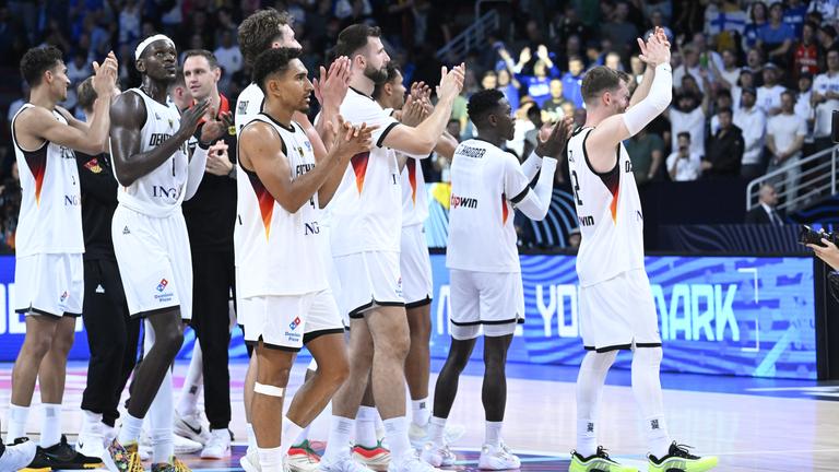 Die Spieler der deutschen Mannschaft feiern ihren Sieg nach dem Basketball-Halbfinalspiel zwischen Deutschland und Finnland beim FIBA Eurobasket 2025-Turnier in Riga, Lettland, am 12. September 2025