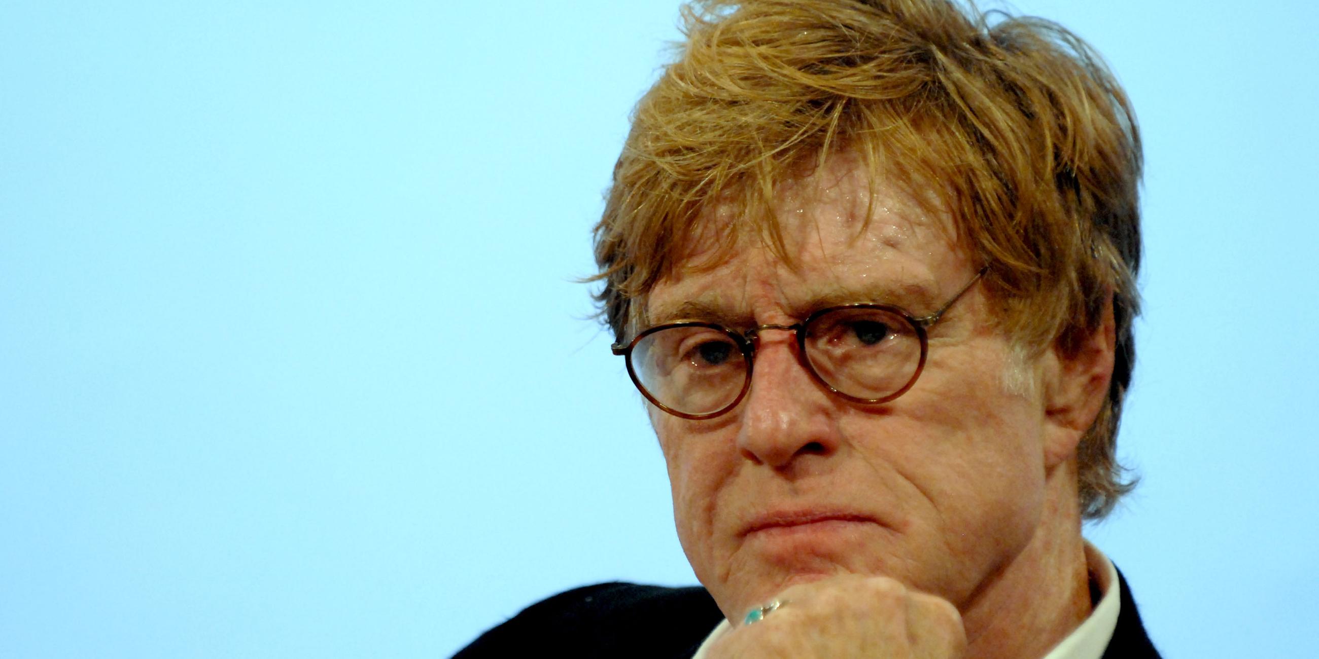 verstorbender Robert Redford im Bild mit blauem Hintergund 