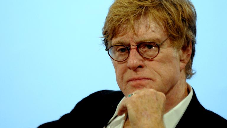 verstorbender Robert Redford im Bild mit blauem Hintergund 