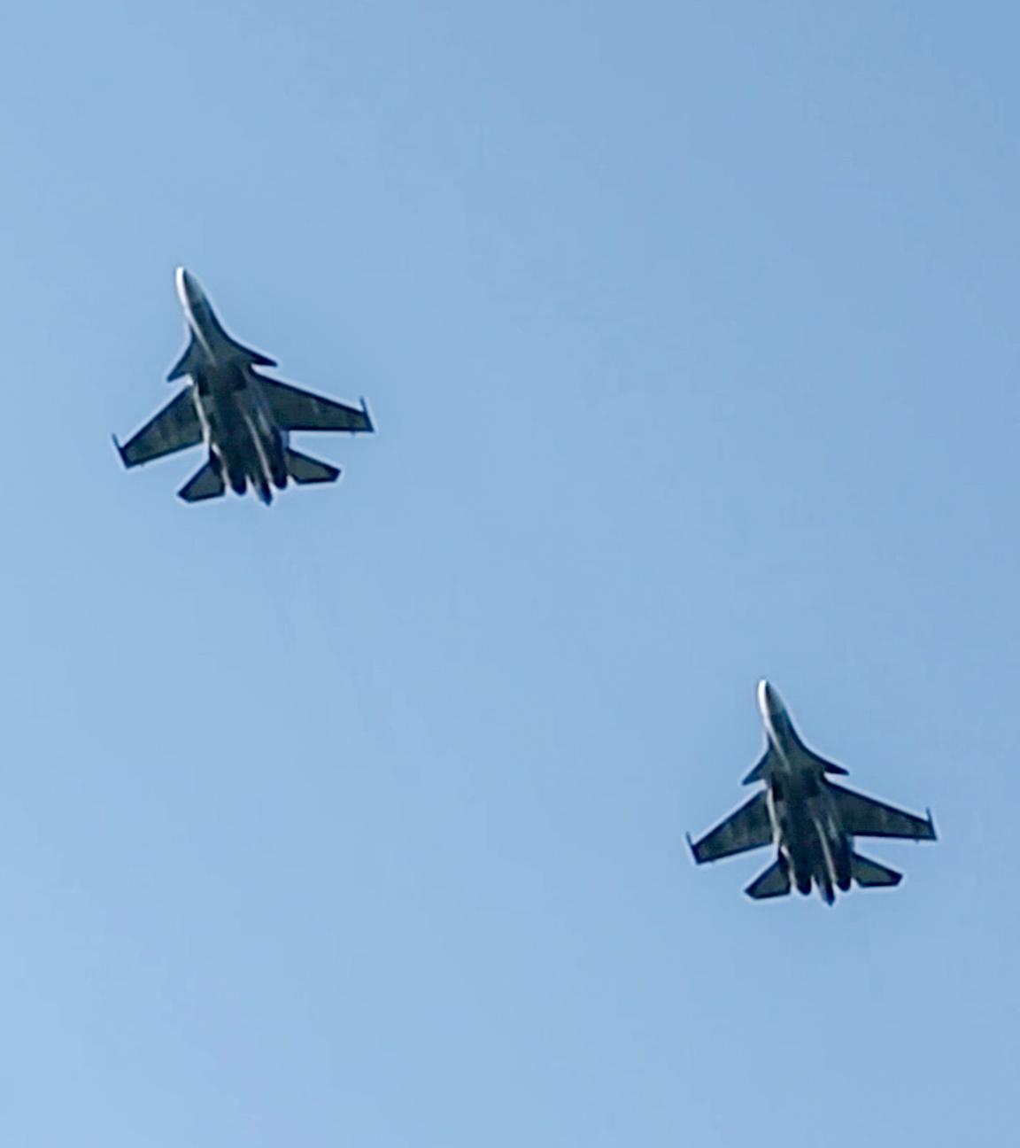 RUSSLAND, REGION KALININGRAD – 16. SEPTEMBER 2025: Dieser Videostandbildausschnitt zeigt Kampfflugzeuge vom Typ Su-30SM der russischen Armee während der Hauptphase der gemeinsamen russisch-weißrussischen Militärübung West 2025.