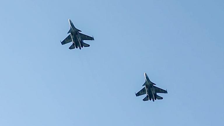 RUSSLAND, REGION KALININGRAD – 16. SEPTEMBER 2025: Dieser Videostandbildausschnitt zeigt Kampfflugzeuge vom Typ Su-30SM der russischen Armee während der Hauptphase der gemeinsamen russisch-weißrussischen Militärübung West 2025.