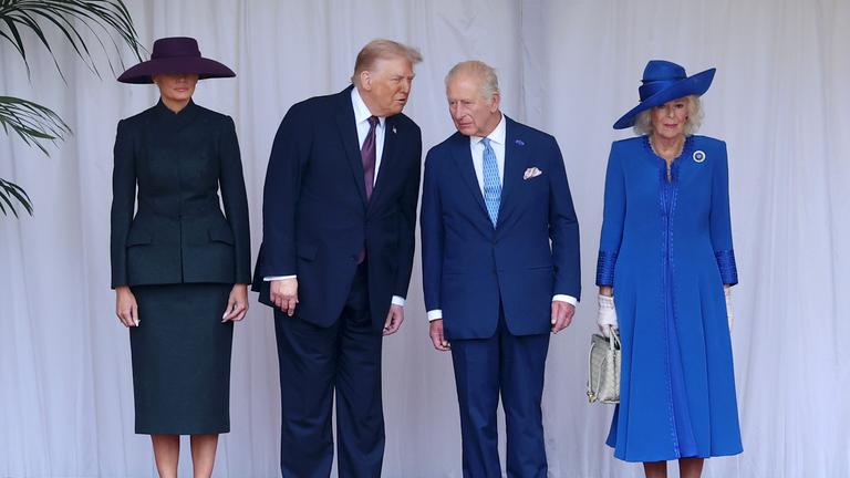 First Lady Melania Trump, Präsident Donald Trump, König Charles III. und Königin Camilla inspizieren die Ehrenwache während der feierlichen Begrüßung im Windsor Castle, Berkshire, am ersten Tag des zweiten Staatsbesuchs des Präsidenten im Vereinigten Königreich. Aufnahmedatum: Mittwoch, 17. September 2025.