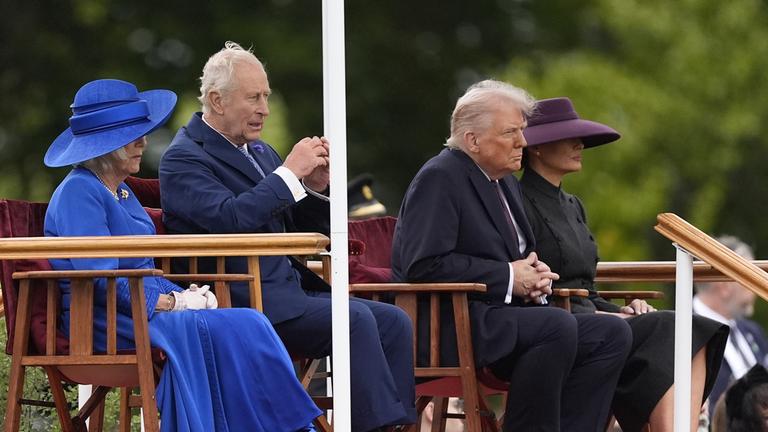 (von links nach rechts) Königin Camilla, König Charles III., US-Präsident Donald Trump und First Lady Melania Trump während einer militärischen Zeremonie („Beating Retreat“) im Windsor Castle, Berkshire, am ersten Tag des zweiten Staatsbesuchs des Präsidenten im Vereinigten Königreich.