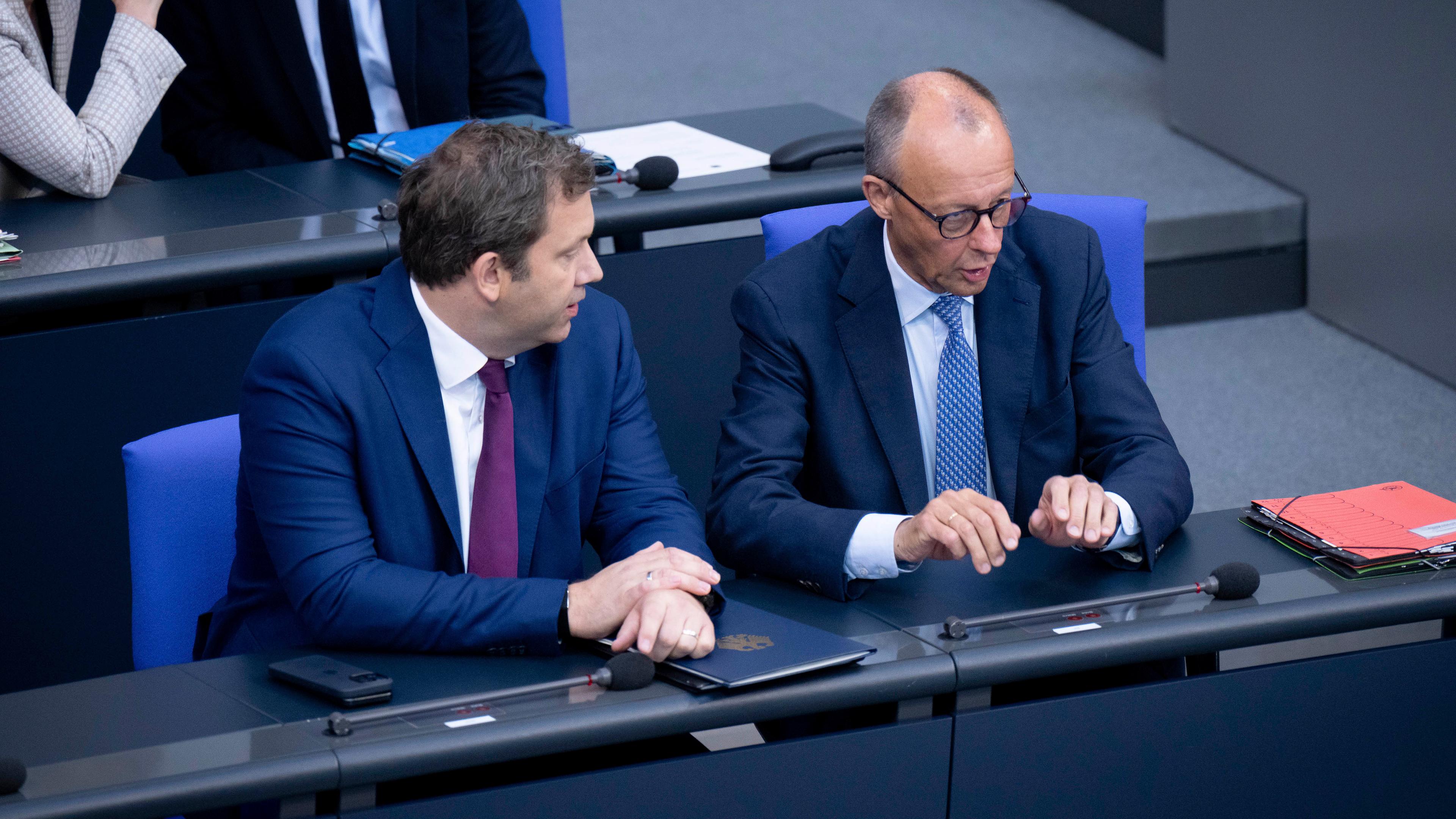 ars Klingbeil und Friedrich Merz in der 26. Sitzung des 21. Deutschen Bundestages im Reichstagsgebäude. Berlin, 23.09.2025