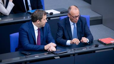 ars Klingbeil und Friedrich Merz in der 26. Sitzung des 21. Deutschen Bundestages im Reichstagsgebäude. Berlin, 23.09.2025
