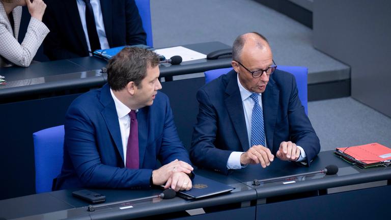 ars Klingbeil und Friedrich Merz in der 26. Sitzung des 21. Deutschen Bundestages im Reichstagsgebäude. Berlin, 23.09.2025