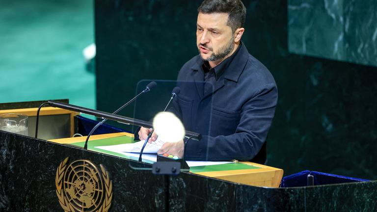 Selenskyj spricht auf der 80. Plenarsitzung der Generalversammlung der Vereinten Nationen im UN-Hauptquartier in New York