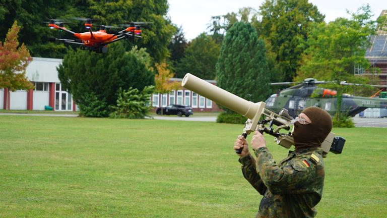Die Bundeswehr präsentiert im Rahmen der Übung "Red Storm Bravo" die Möglichkeiten der Drohnenabwehr durch Netze bzw. elektronische Störgeräte, die Drohnen zur Landung zwingen und vierbeinige Roboter, die zur Erkundung eingesetzt werden.