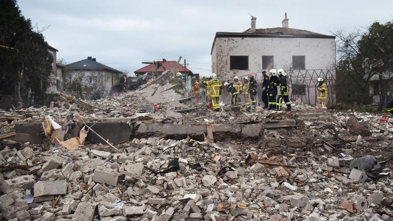 Menschen und Rettungskräfte räumen die Trümmer eines Hauses, das nach einem massiven Raketen- und Drohnenangriff auf Lemberg von einer russischen Rakete direkt getroffen wurde. Nach einem massiven Raketen- und Drohnenangriff russischer Streitkräfte auf Lemberg wurden ein Lagerhaus in einem Industriegebiet und mehrere Häuser getroffen, was zu großen Bränden und Zerstörungen in der gesamten Region führte. Feuerwehrleute bemühten sich, das brennende Lagerhaus zu löschen, während Rettungskräfte und Anwohner die Trümmer der Häuser räumten, die direkt von den Raketen getroffen worden waren.
