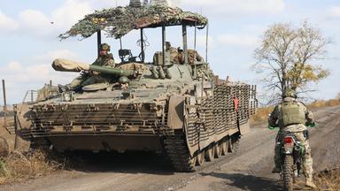 Mit schwerem Gerät: Die russische 5. Motorisierte Schützenbrigade wird an die Front von Pokrowsk verlegt