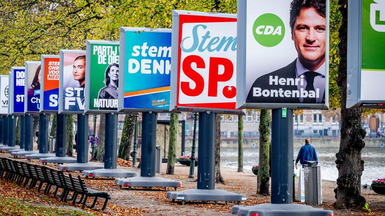 Wahlplakate verschiedener politischer Parteien für die Parlamentswahlen