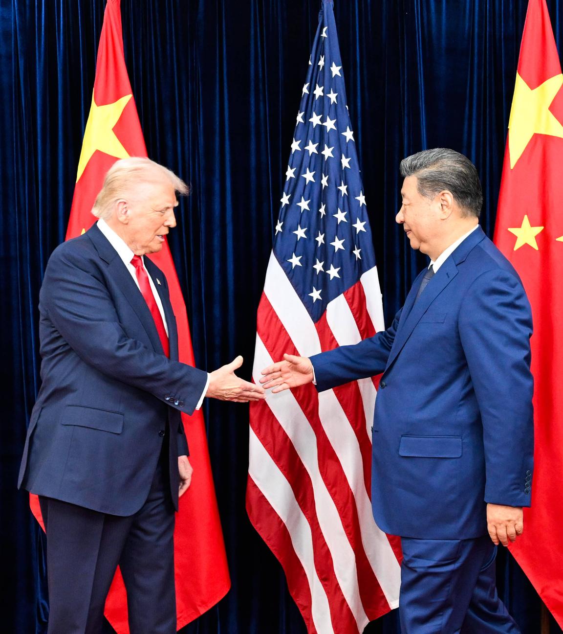 US-Präsident Donald Trump und der chinesische Präsident Xi Jinping geben sich die Hand 