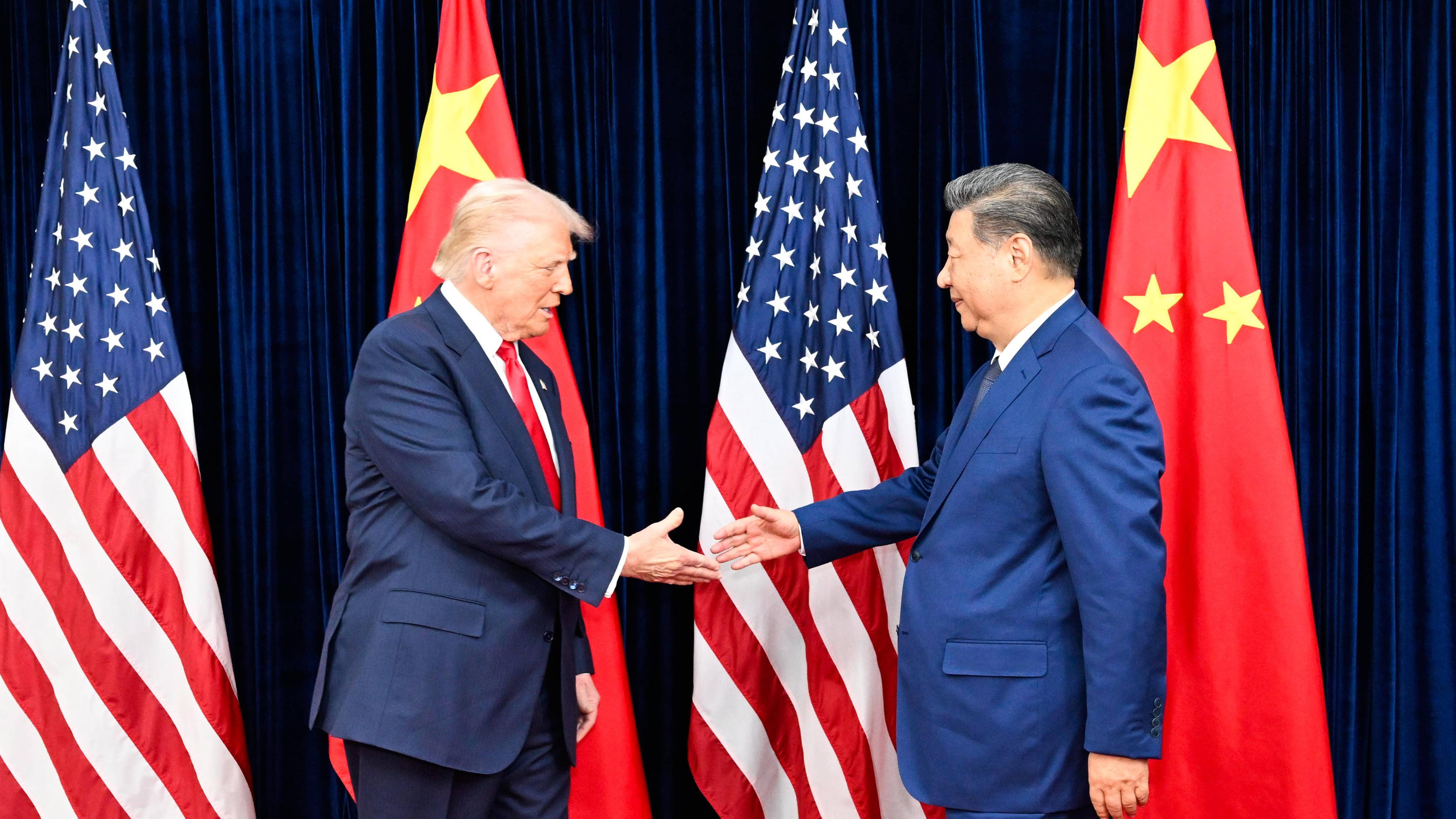 US-Präsident Donald Trump und der chinesische Präsident Xi Jinping geben sich die Hand 