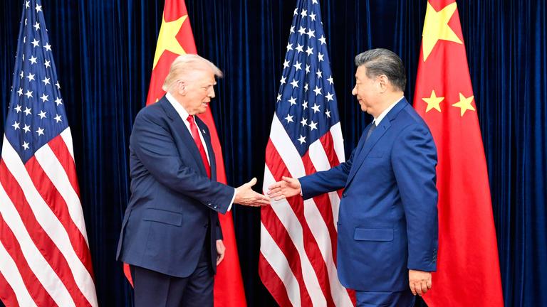 US-Präsident Donald Trump und der chinesische Präsident Xi Jinping geben sich die Hand 