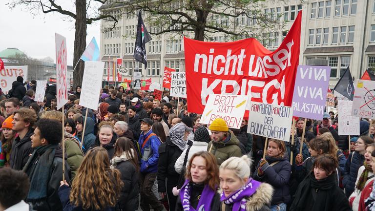 Schulstreik gegen Wehrdienst: Grossdemo in der Hamburger Innenstadt