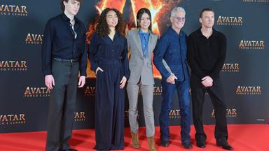 Stars treffen im Hotel Principe di Savoia zur Premiere von „Avatar 3: Fire and Ashes” in Mailand ein.