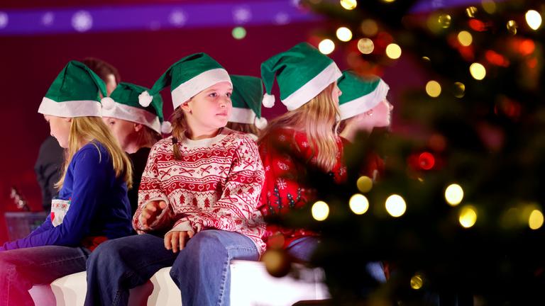 er des Kinderchors 'Lucky Kids' beim Mitsing-Konzert 'Loss mer Weihnachtsleeder singe för Pänz' in der Lanxess-Arena