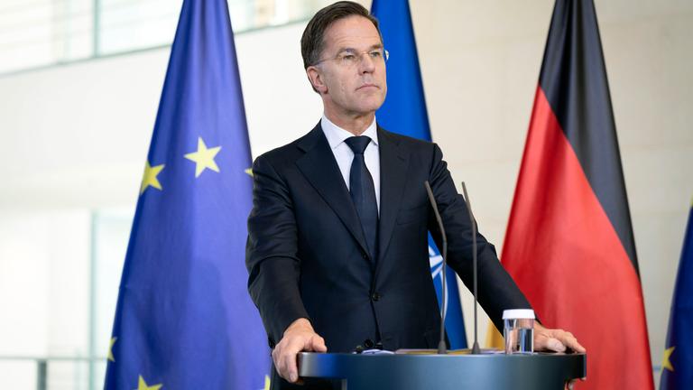 Mark Rutte beim Empfang des NATO-Generalsekretärs zu einem gemeinsamen Gespräch mit dem Bundeskanzler mit anschließendem Pressestatement im Bundeskanzleramt.