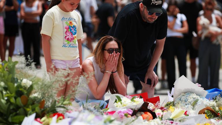 Menschen trauern um die Opfer der Schießerei am Bondi Beach in Sydney, Australien, am 15. Dezember 2025.
