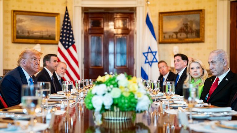 US-Präsident Donald Trump, Mitte links, und der israelische Premierminister Benjamin Netanjahu, Mitte rechts, während eines Abendessens im Blue Room des Weißen Hauses in Washington, DC, USA, am Montag, 7. Juli 2025.