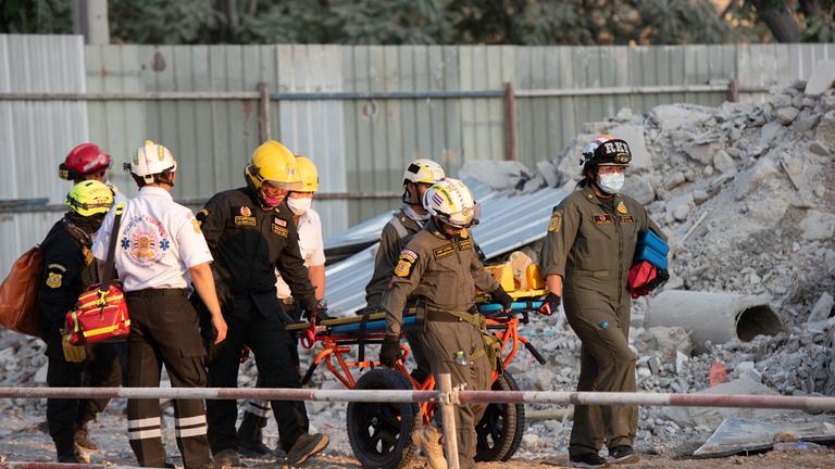 Helfer wurden mobilisiert, um Menschen nach dem Erdbeben zu suchen und zu retten.