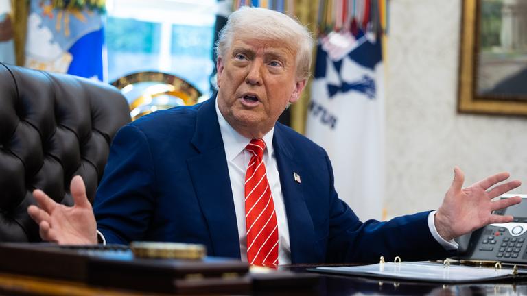 DONALD TRUMP und ELON MUSK zusammen im Oval Office in Washington