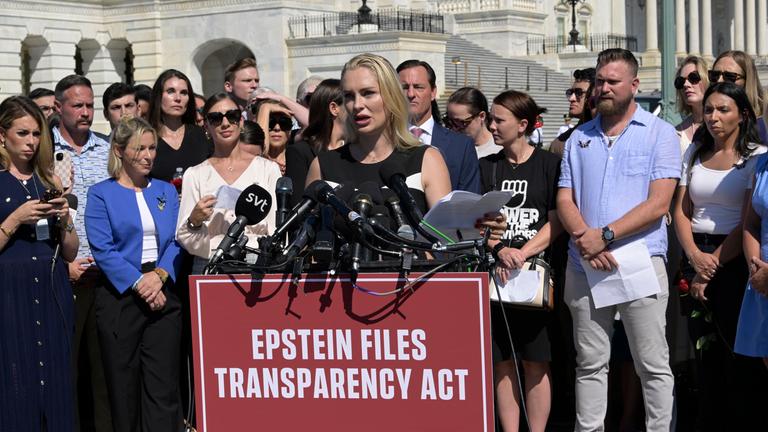 Anouska de Georgiou, Überlebende des Missbrauchs durch Jeffrey Epstein, spricht heute, am 3. September 2025, während einer Pressekonferenz im House Triangule/Capitol Hill in Washington DC, USA, über den Epstein File Transparency Act.