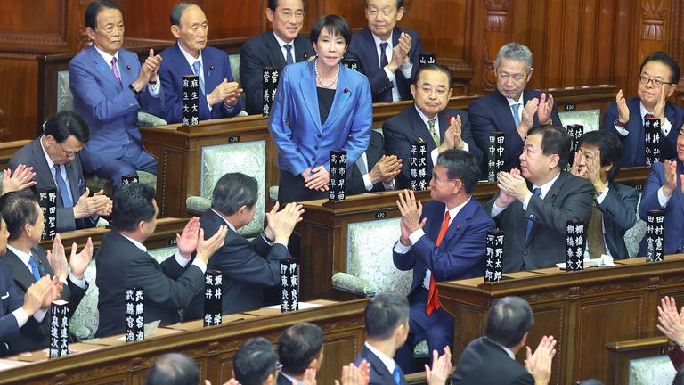 Der nun ernannten Premierministerin wird im Parlament applaudiert