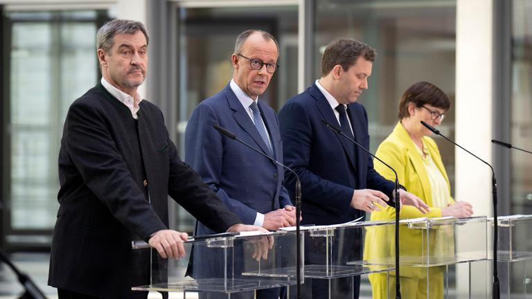 Markus Söder, Friedrich Merz, Lars Klingbeil und Saskia Esken bei einer Pressekonferenz nach den Sondierungsgesprächen der Partei- und Fraktionsspitzen von SPD, CDU und CSU im Reichstagsgebäude