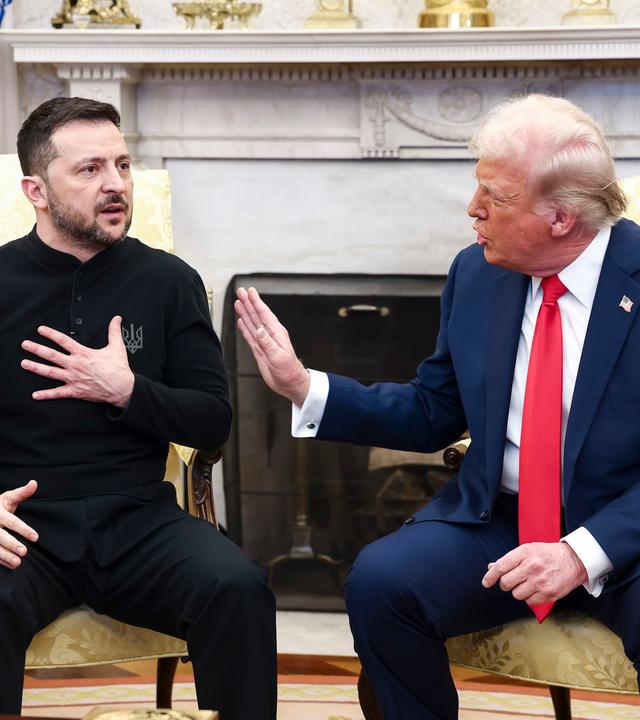 Der ukrainische Präsident Volodymyr Zelensky (L) spricht mit US-Präsident Donald Trump (R) im Oval Office des Weißen Hauses in Washington, DC, USA, 28. Februar 2025.