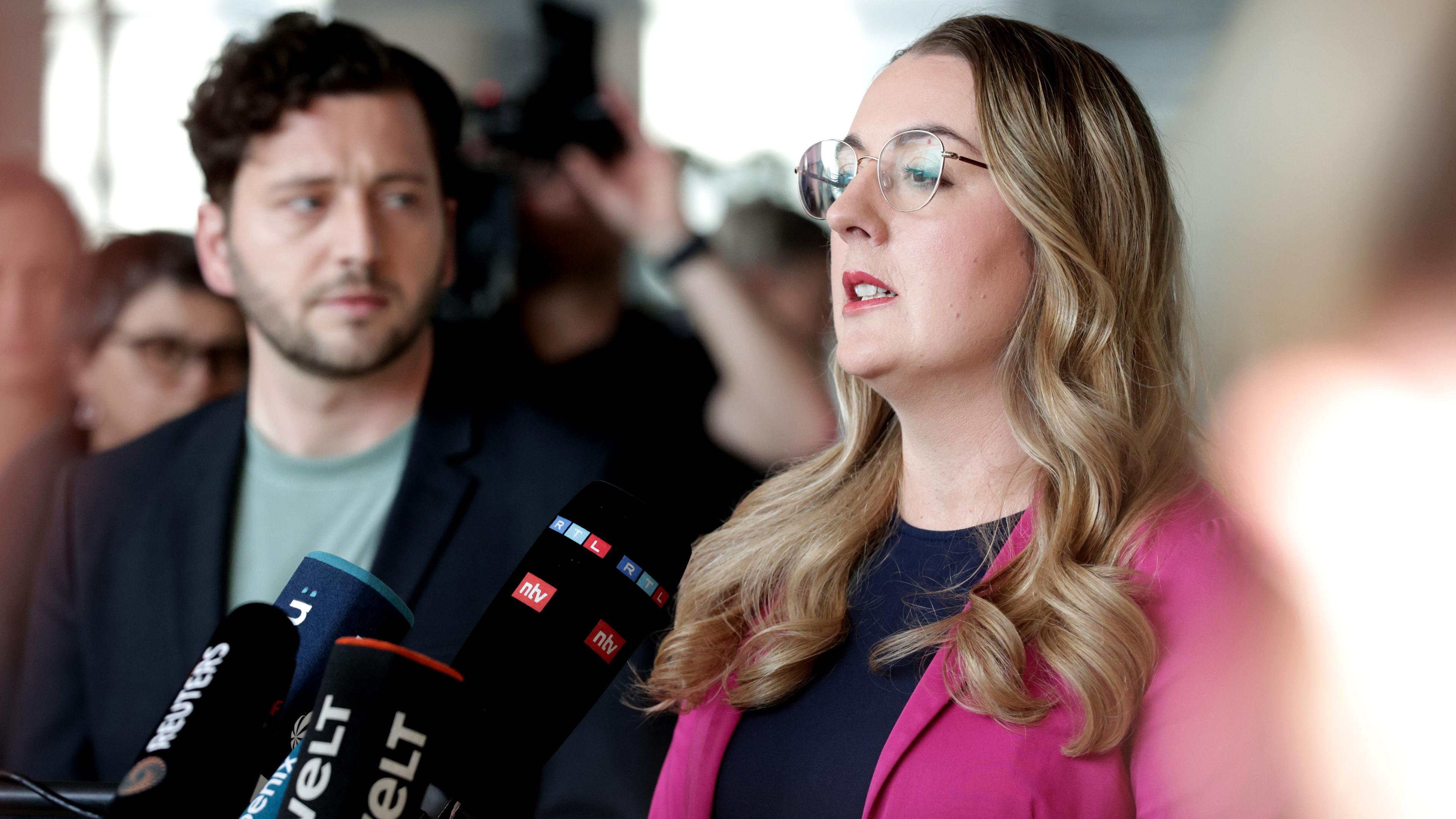 Felix Banaszak, Co-Vorsitzender Buendnis 90/Die Gruenen, Katharina Droege, Co-Vorsitzende der Buendnis 90/Die Gruenen Bundestagsfraktion, gemeinsames Statement des Bundesvorstandes und der Bundestagsfraktion der Grünen