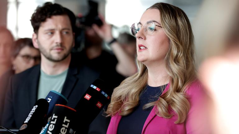 Felix Banaszak, Co-Vorsitzender Buendnis 90/Die Gruenen, Katharina Droege, Co-Vorsitzende der Buendnis 90/Die Gruenen Bundestagsfraktion, gemeinsames Statement des Bundesvorstandes und der Bundestagsfraktion der Grünen