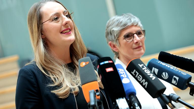 Katharina Dröge, Co-Vorsitzende der Bundestagsfraktion von Bündnis 90/Die Grünen und Britta Hasselmann, Co-Vorsitzende, Pressekonferenz nach der Einigung mit der CDU/CSU über das Finanzpaket