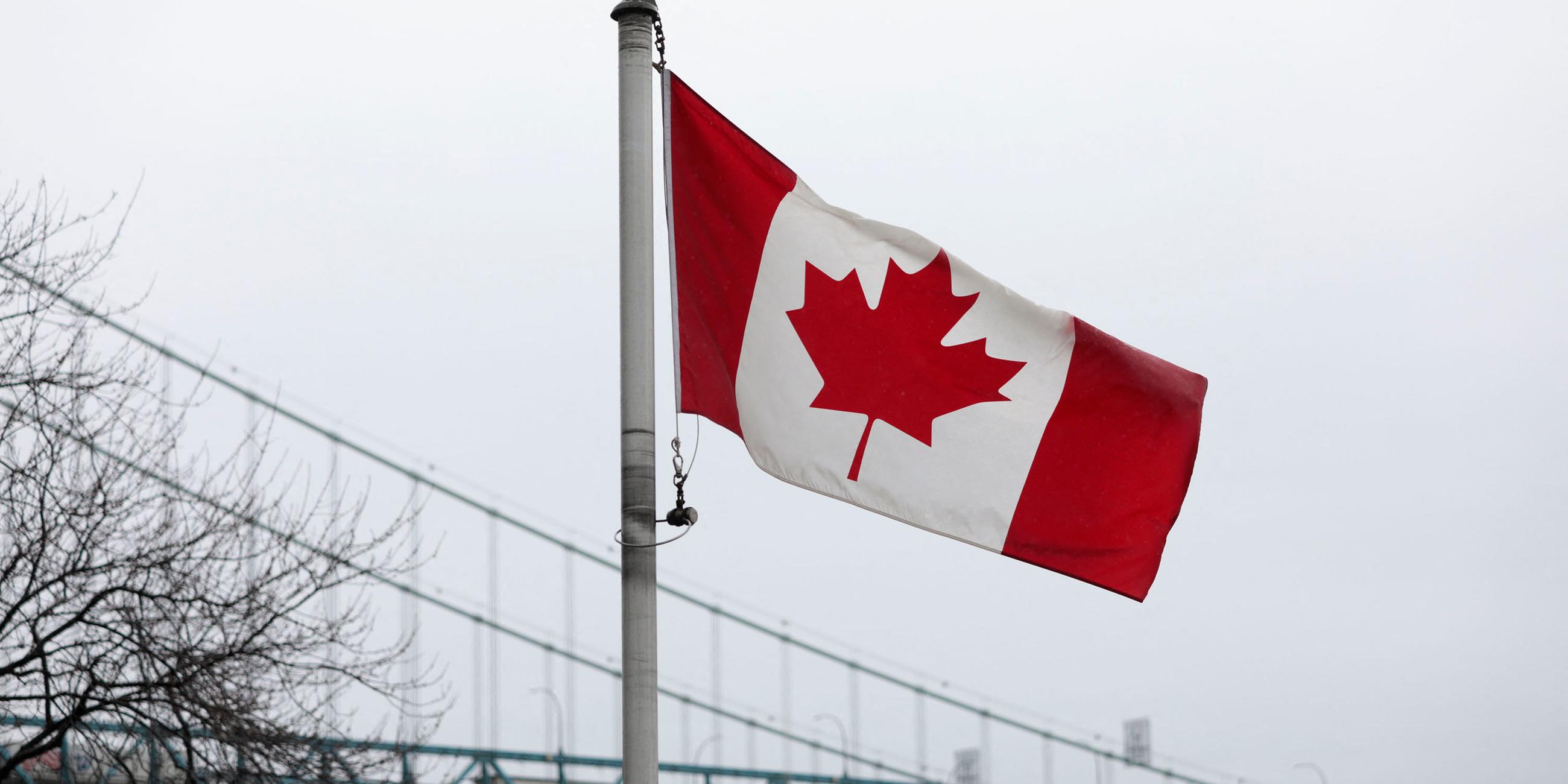 Lastwagen überqueren die Ambassador Bridge zwischen Windsor, Kanada, und Detroit, Michigan, am ersten Tag der neuen 25 %igen Zölle von Präsident Donald Trump auf Waren aus Kanada und Mexiko am 4. März 2025 in Windsor, Kanada.