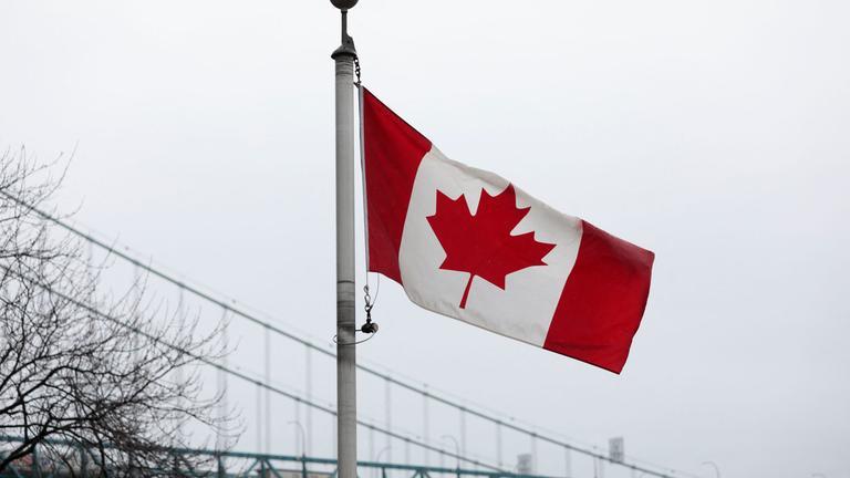 Lastwagen überqueren die Ambassador Bridge zwischen Windsor, Kanada, und Detroit, Michigan, am ersten Tag der neuen 25 %igen Zölle von Präsident Donald Trump auf Waren aus Kanada und Mexiko am 4. März 2025 in Windsor, Kanada.