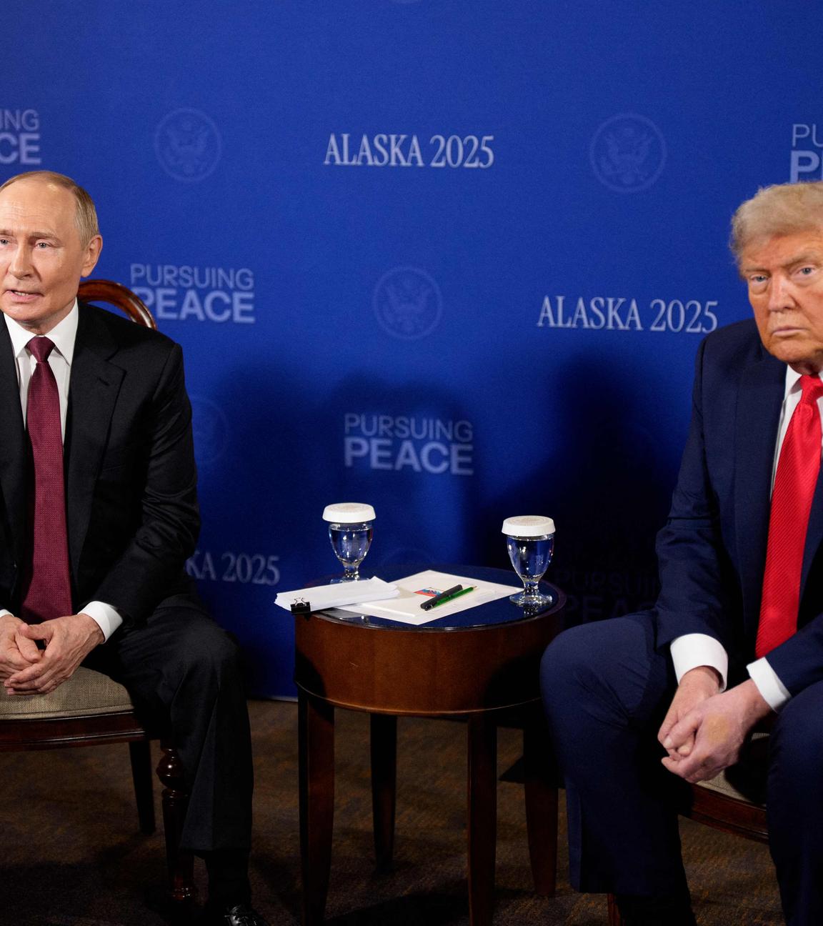 US-Präsident Donald Trump und der russische Präsident Wladimir Putin  treffen sich am 15. August 2025 in Anchorage, Alaska, auf der Joint Base Elmendorf-Richardson. Die beiden Staatschefs kommen zu Friedensgesprächen zusammen, um den Krieg in der Ukraine zu beenden.