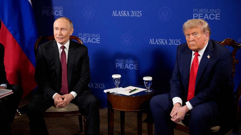 US-Präsident Donald Trump und der russische Präsident Wladimir Putin  treffen sich am 15. August 2025 in Anchorage, Alaska, auf der Joint Base Elmendorf-Richardson. Die beiden Staatschefs kommen zu Friedensgesprächen zusammen, um den Krieg in der Ukraine zu beenden.