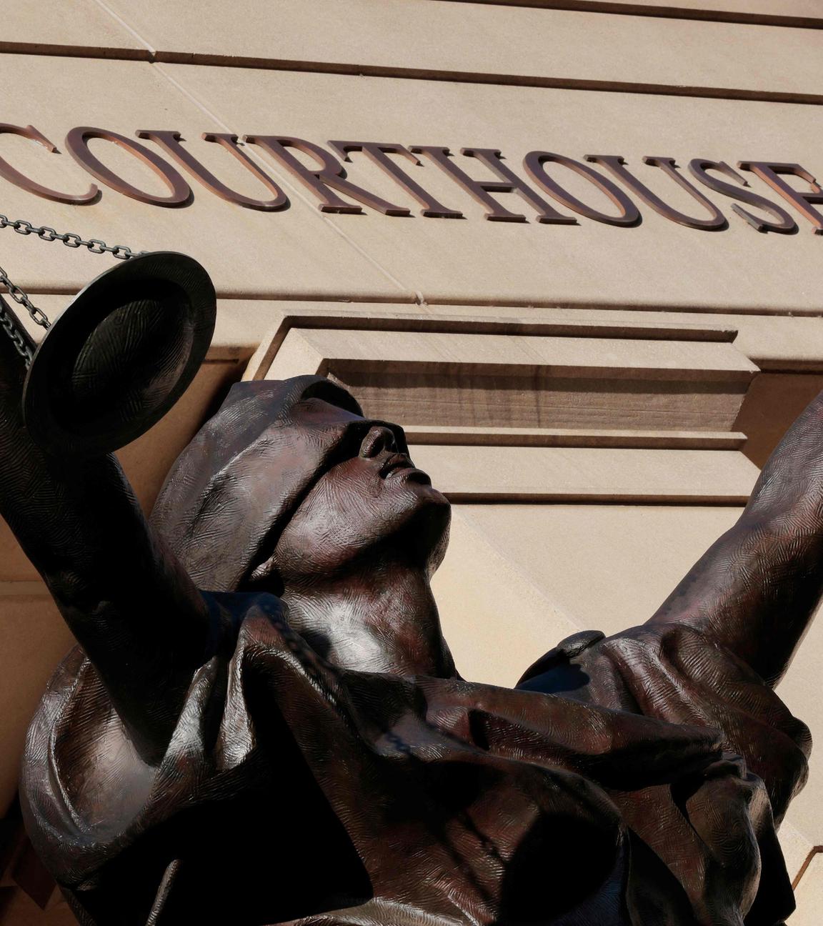 Justizia-Statue vor dem Gerichtshaus in Alexandira, Virginia