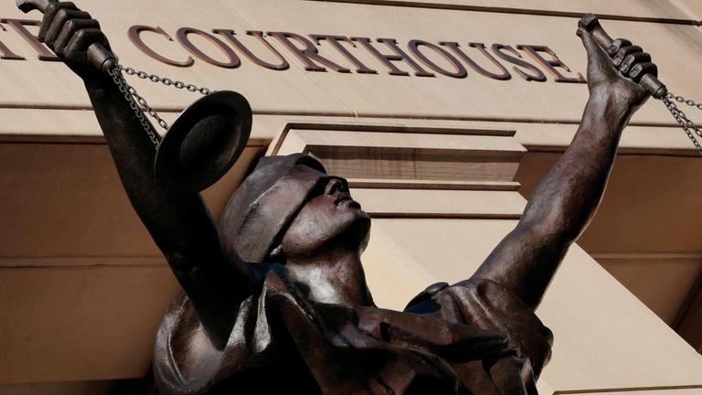 Justizia-Statue vor dem Gerichtshaus in Alexandira, Virginia