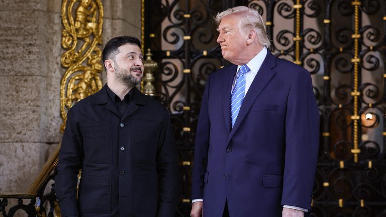 US-Präsident Donald Trump begrüßt den ukrainischen Präsidenten Wolodymyr Selenskyj am 28. Dezember 2025 in seinem Club Mar-a-Lago in Palm Beach, Florida. Trump lud Selenskyj in seinen Privatclub ein, um an dem von den USA vorgeschlagenen Friedensplan zur Beendigung des Krieges in der Ukraine zu arbeiten, da sich der Konflikt seit der plötzlichen vollständigen Invasion durch Russland am 24. Februar 2022 nun schon fast vier Jahre hinzieht. 