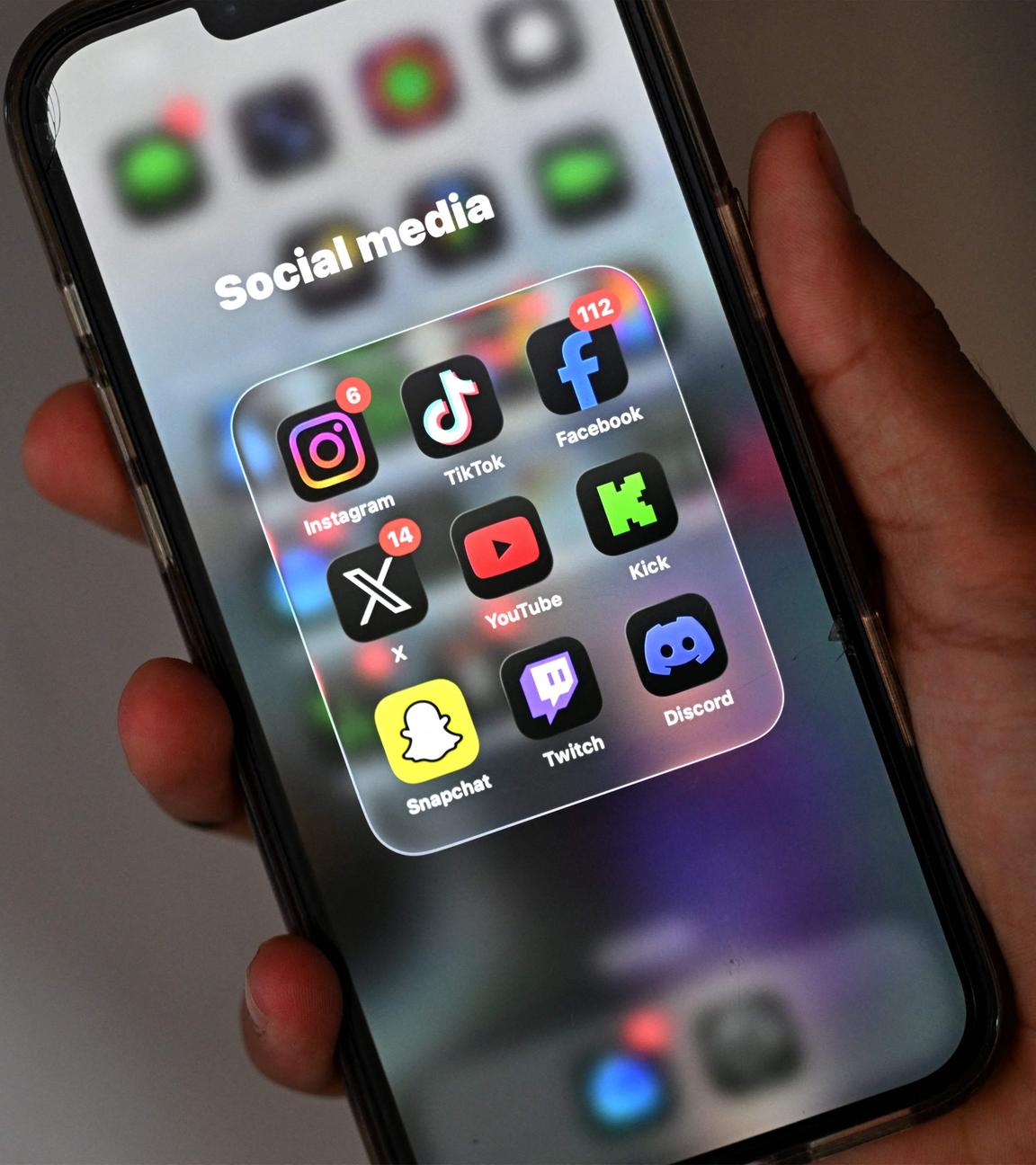 Ein 13-jähriger Junge posiert zu Hause, während er am 8. Dezember 2025 in Sydney auf seinem Handy soziale Medien nutzt. Australien wird am 10. Dezember 2025 jungen Teenagern die Nutzung sozialer Medien verbieten und damit weltweit erstmals strenge Maßnahmen ergreifen, um Kinder vom süchtig machenden Scrollen auf Facebook, Instagram und TikTok abzubringen.