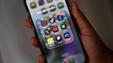 Ein 13-jähriger Junge posiert zu Hause, während er am 8. Dezember 2025 in Sydney auf seinem Handy soziale Medien nutzt. Australien wird am 10. Dezember 2025 jungen Teenagern die Nutzung sozialer Medien verbieten und damit weltweit erstmals strenge Maßnahmen ergreifen, um Kinder vom süchtig machenden Scrollen auf Facebook, Instagram und TikTok abzubringen.