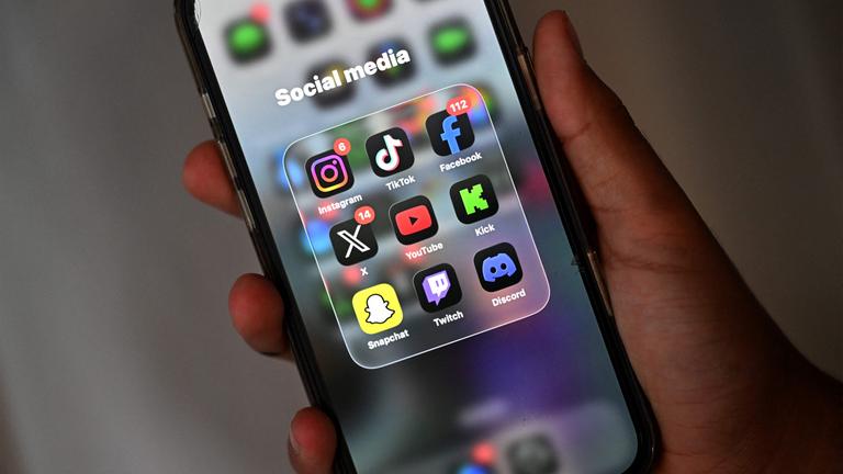 Ein 13-jähriger Junge posiert zu Hause, während er am 8. Dezember 2025 in Sydney auf seinem Handy soziale Medien nutzt. Australien wird am 10. Dezember 2025 jungen Teenagern die Nutzung sozialer Medien verbieten und damit weltweit erstmals strenge Maßnahmen ergreifen, um Kinder vom süchtig machenden Scrollen auf Facebook, Instagram und TikTok abzubringen.