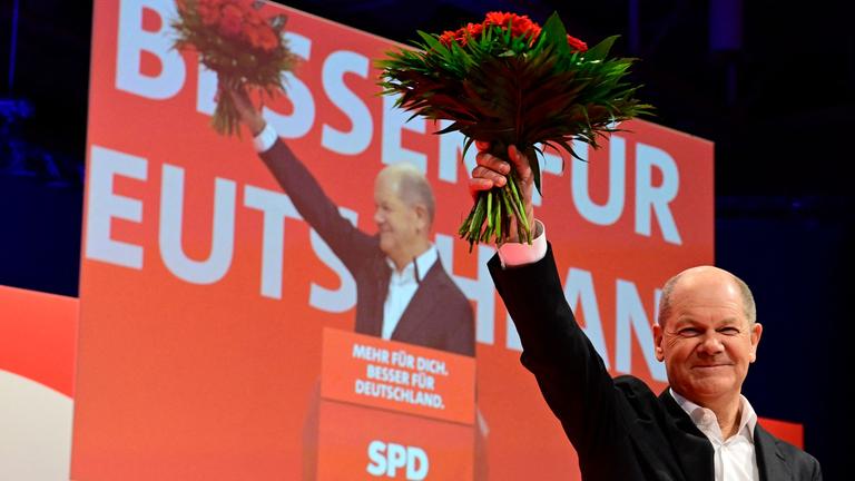 Die SPD bestätigt bei ihrem Parteitag in Berlin Olaf Scholz als Kanzlerkandidaten. 