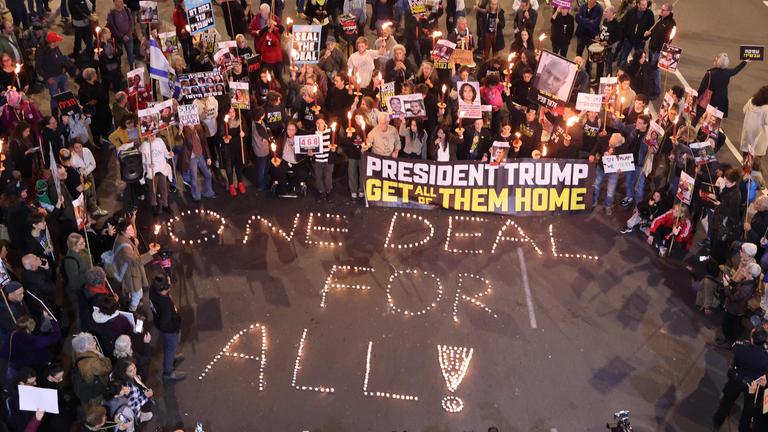 Angehörige und Unterstützer der israelischen Geiseln, die seit den Angriffen der Hamas am 7. Oktober 2023 im Gazastreifen festgehalten werden, versammeln sich am 16. Januar 2025 vor dem israelischen Verteidigungsministerium in Tel Aviv, um die Waffenruhe im Gazastreifen zu unterstützen.